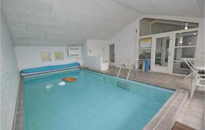 ブラーバンドにあるBeautiful Home In Blvand With Sauna, Wifi And Indoor Swimming Poolの大きなスイミングプールが備わります。