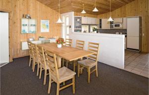 ブラーバンドにあるBeautiful Home In Blvand With Sauna, Wifi And Indoor Swimming Poolのキッチン、ダイニングルーム(木製のテーブルと椅子付)