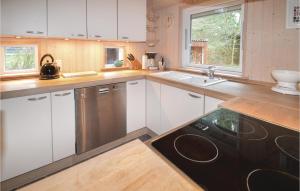 Virtuvė arba virtuvėlė apgyvendinimo įstaigoje Cozy Home In Lundby With Sauna