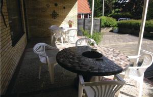 d'une terrasse avec une table et des chaises. dans l'établissement Awesome Home In Rnne With Wifi, à Rønne