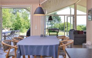 ein Esszimmer mit einem blauen Tisch und Stühlen in der Unterkunft 3 Bedroom Lovely Home In Jgerspris in Jægerspris