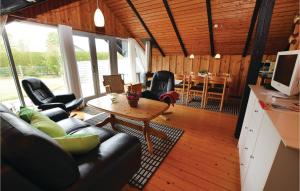 sala de estar con sofá y mesa en Gorgeous Home In Sydals With Wifi, en Skovbyballe