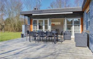 eine Terrasse mit Stühlen und einem Tisch auf einem Haus in der Unterkunft 3 Bedroom Stunning Home In Gilleleje in Gilleleje