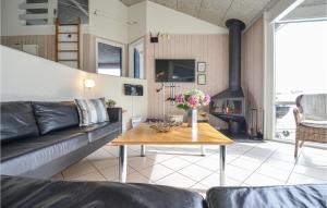 エーベルトフトにあるAwesome Home In Ebeltoft With Saunaのリビングルーム(ソファ、花のテーブル付)