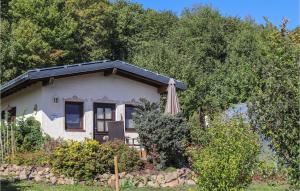 una casa con techo solar encima en Nice Home In Thierstein With Wifi, en Thierstein