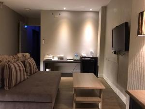 TV a/nebo společenská místnost v ubytování Sun Moon Lake Loft Inn