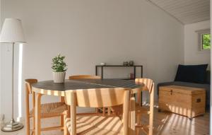 jadalnia ze stołem i krzesłami w obiekcie One-Bedroom Holiday Home In Tisvildeleje w mieście Tisvilde