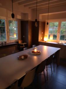 eine Küche mit einem Tisch mit einem Teller Essen drauf in der Unterkunft villa mezennestje in Oostduinkerke