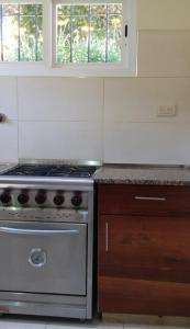 uma cozinha com um fogão e uma bancada em a 100mts de la PLAYA "Mar y Vida" em Pinamar