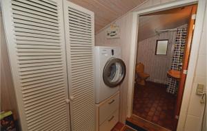 バイアス・スタンにあるBeautiful Home In Oksbl With 2 Bedrooms And Wifiのバスルーム(洗濯機、乾燥機付)が備わります。