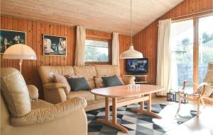 Bjerregårdにある3 Bedroom Cozy Home In Hvide Sandeのリビングルーム(ソファ、テーブル付)