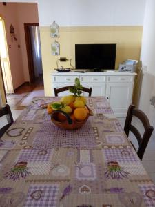 A television and/or entertainment centre at Sa Corte Antiga