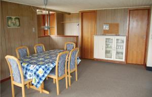 BolilmarkにあるStunning Home In Rm With 3 Bedrooms, Sauna And Wifiのダイニングルーム(テーブル、椅子付)、キッチン