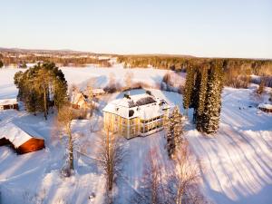- une vue aérienne sur une maison recouverte de neige dans l'établissement Melderstein Herrgård, à Råneå