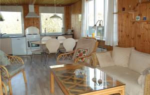 uma sala de estar com um sofá e uma mesa em Beautiful Home In Rm With Kitchen em Bolilmark