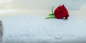 una rosa roja sentada sobre una tumba blanca en Rest Night Hotel Apartment- AlHamra, en Riad