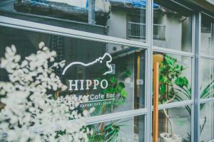 un cartello alla finestra di una caffetteria di Hippo Hostel and Cafe Bar ad Osaka