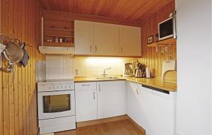 Kuchyň nebo kuchyňský kout v ubytování Holiday Home Nørreløkke Gudhjem Xi