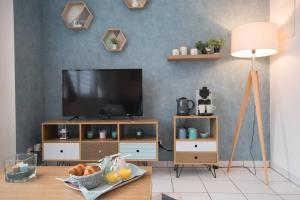 TV a/nebo společenská místnost v ubytování Appart'Confort - Le Scandi-Cosy