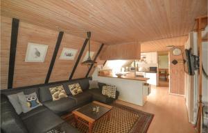 グレーノにあるAwesome Home In Grenaa With 4 Bedrooms, Sauna And Wifiのリビングルーム(ソファ付)、キッチン