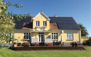 una casa con paneles solares en el techo en 7 Bedroom Stunning Home In Tranekr, en Skattebølle