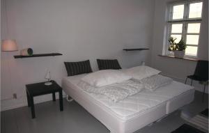 En eller flere senge i et værelse på 7 Bedroom Stunning Home In Tranekr