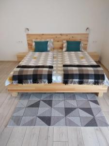 2 camas en la parte superior de una habitación en Апартаменти Декорум, en Skhidnytsya