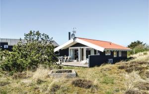 BjerregårdにあるAmazing Home In Hvide Sande With Wifiの赤屋根の黒屋根