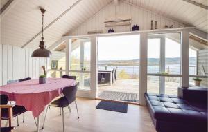 comedor con mesa y vistas al agua en Awesome Home In Silkeborg With House Sea View, en Silkeborg