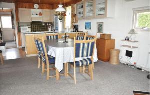 EgernsundにあるBeautiful Home In Egernsund With 3 Bedrooms And Wifiのキッチン(テーブル、椅子付)