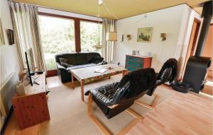 SkovbyballeにあるAwesome Home In Sydals With 3 Bedrooms And Wifiのリビングルーム(椅子2脚、テーブル付)