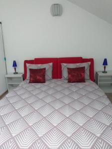 Felicita في براشوف: غرفة نوم بسرير كبير مع اللوح الأمامي الأحمر