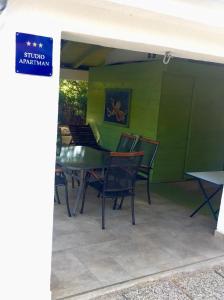 patio con sedie, tavolo e cartello di SEASIDE VACATION RENTAL 4TUNA a Krk
