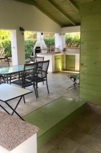patio ze stołem i krzesłami oraz kuchnią w obiekcie SEASIDE VACATION RENTAL 4TUNA w Krku +37 zdjęć