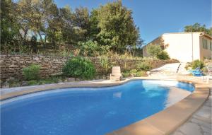 - une piscine dans une cour dotée d'un mur en pierre dans l'établissement Awesome Home In St Anastasie S Issoles With Kitchen, à Forcalqueiret