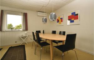 comedor con mesa de madera y sillas en Stunning Home In Fan With House Sea View en Fanø