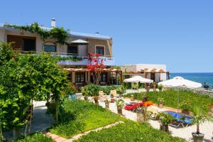 hotel z patio i oceanem w tle w obiekcie BEACH HOUSE w mieście Milatos