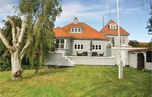 ein weißes Haus mit orangefarbenem Dach in der Unterkunft Awesome Home In Otterup With 2 Bedrooms And Wifi in Otterup