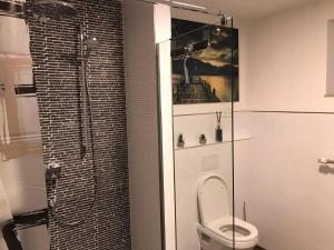 ein Badezimmer mit einem WC und einer Glasduschkabine in der Unterkunft Ferienwohnung Jobst - Ruhig mit Blick ins Grüne in Nittenau