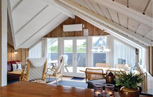 Bjerregårdにある2 Bedroom Beautiful Home In Hvide Sandeのリビングルーム(テーブル、椅子付)