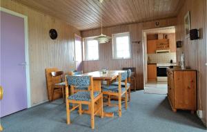 - une cuisine et une salle à manger avec une table et des chaises dans l'établissement Hega, à Fanø