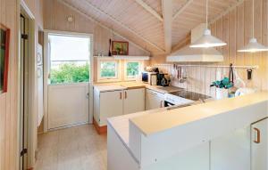 Kuchyň nebo kuchyňský kout v ubytování Holiday Home Enøvej Rude I