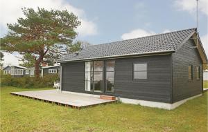 SnogebækにあるHvilenの庭にデッキがある小さな黒い家