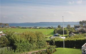 una vista de una ciudad con el agua al fondo en Gorgeous Home In Aabenraa With House Sea View, en Aabenraa