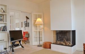 Μια τηλεόραση ή/και κέντρο ψυχαγωγίας στο Beautiful Apartment In Charlottenlund