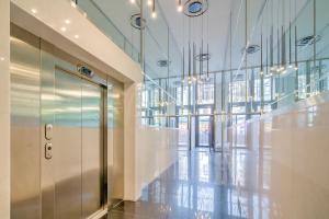 um corredor vazio num edifício com elevador em Marble Lodge Apartments in the Center of Antwerp em Antuérpia