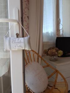 una toalla colgada en una silla en una habitación en Loretxea, en Sare