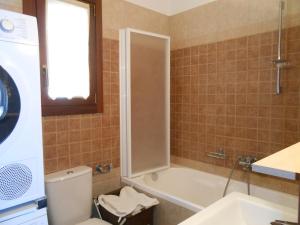 łazienka z wanną, toaletą i umywalką w obiekcie AUTUMN TO SUMMER w mieście Agios Ioannis Pelio