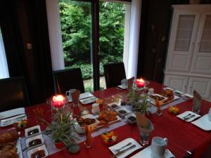 un tavolo con cibo e candele sopra di Chambres d'hôtes de la voie romaine a Plouigneau