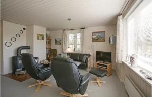 Vester SømarkenにあるBedstes Hus,のリビングルーム(椅子2脚、ソファ、テレビ付)